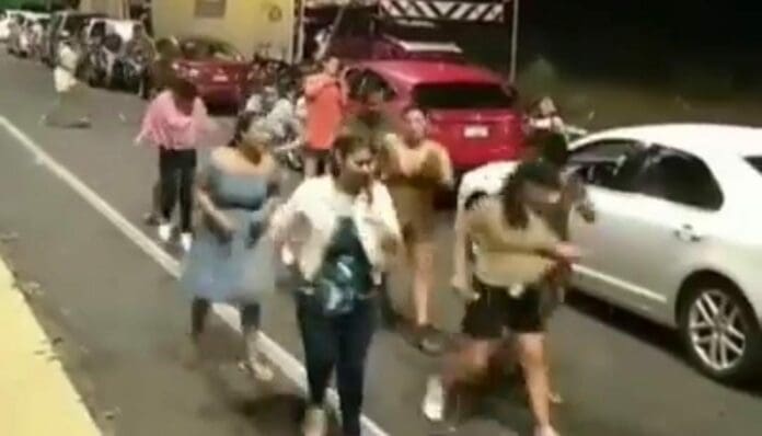 Automovilistas quedaron varados por horas en Michocán, tras lo que aprovecharon para bailar el Payaso de Rodeo.