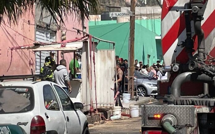 Explota tanque de gas en puesto de tacos en CDMX