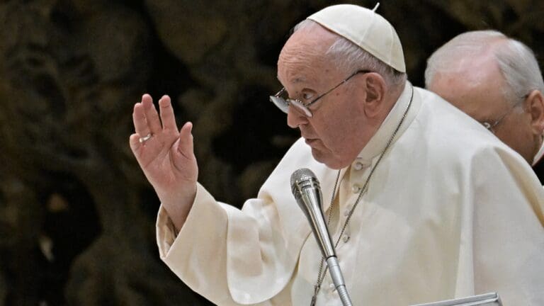 El papa considera una hipocresía criticar la posibilidad de bendecir a parejas homosexuales