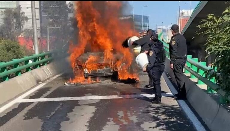 Video: Se incendia camioneta en Periférico CDMX