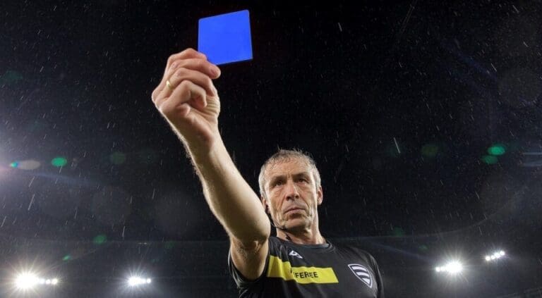 La tarjeta azul llega al futbol ¿para qué sirve y cuándo se usará