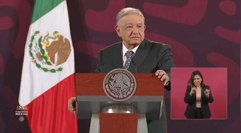 AMLO apareció con el ojo derecho inflamado en la conferencia de este viernes Palacio Nacional. Es una infección.
