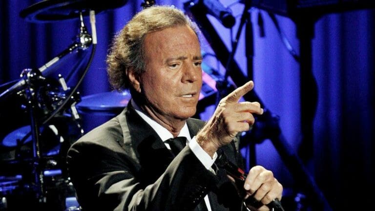 El cantante Julio Iglesias tendrá su propia serie en Netflix