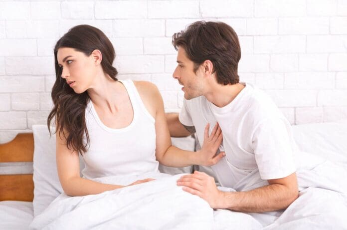 Mujer solicita divorcio a su esposo por no bañarse y oler a sudor