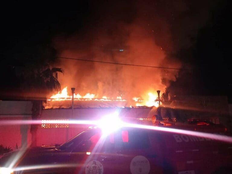 Grupo armado incendia un restaurante en Acapulco