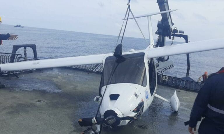 VIDEO Avioneta se desploma en las islas Galápagos, Ecuador; rescatan a tripulantes