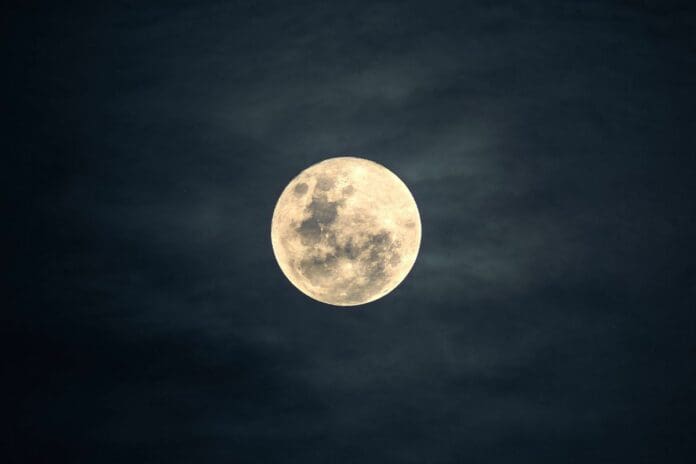 Realizarán primer lanzamiento privado a la Luna de la historia