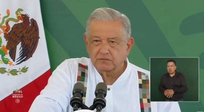 AMLO tachó de corruptos y oportunistas a los líderes transportistas que convocaron a un paro nacional este jueves.