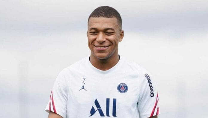 El delantero francés Kylian Mbappé ha comunicado a su actual club, el PSG, que se irá al final de la temporada.