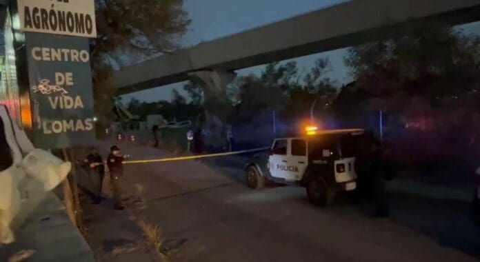 Dos trabajadores cayeron junto con una estructura que colapsó en las obras del Tren Interurbano. Uno de ellos perdió la vida.