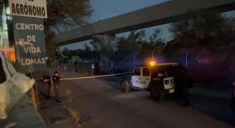 Dos trabajadores cayeron junto con una estructura que colapsó en las obras del Tren Interurbano. Uno de ellos perdió la vida.
