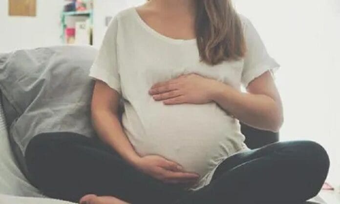 Mujer finge 5 embarazos y 12 abortos para no trabajar