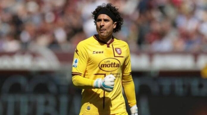 Guillermo Ochoa cumplió 20 años de su debut como portero. De 