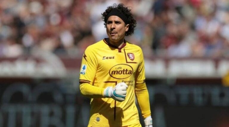 Guillermo Ochoa cumplió 20 años de su debut como portero. De "regalo" está recibiendo una goliza en Italia.