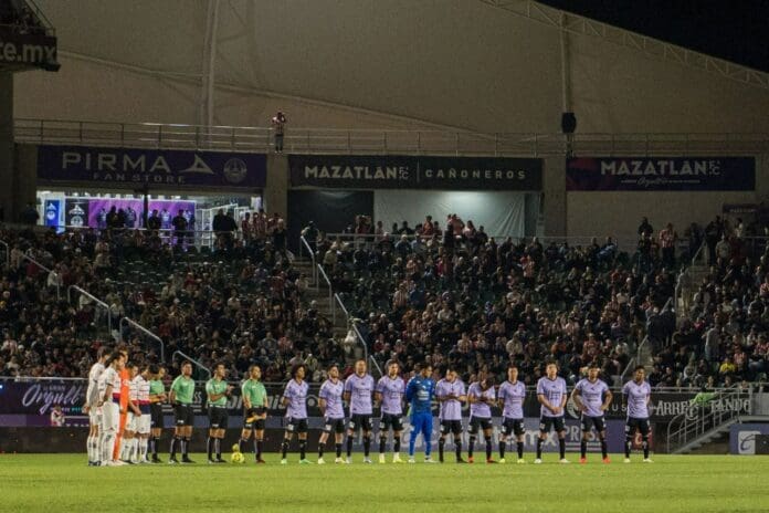 Querétaro y Necaxa realizan minuto de aplausos en memoria de 'Puma' Chávez