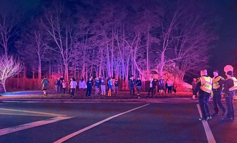 VIDEO Explosión en una casa en Virginia deja un bombero muerto y 11 heridos