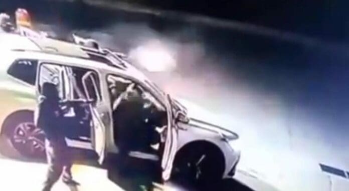 Se registró un ataque armado contra policías junto a una gasolinera en Ensenada. Un agente murió y otro quedó lesionado.