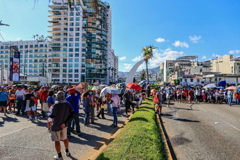Cientos de damnificados por Otis exigen ser censados y desquician Acapulco