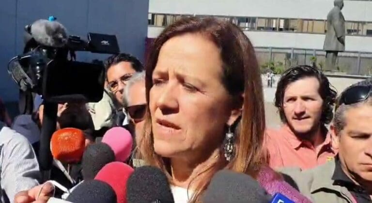 Margarita Zavala dijo que le preocupa que los narcos se metan en elecciones. Le recordaron que el secretario de su esposo está preso.
