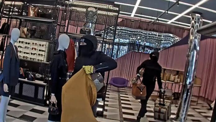 VIDEO Ladrones roban mercancía valorada en 50 mil dólares de la tienda Gucci en Nueva York