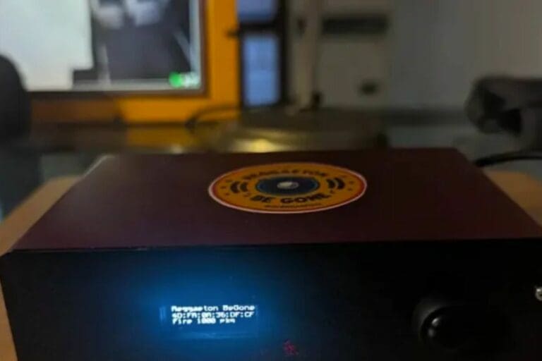 Hombre crea aparato para evitar que su vecino ponga reggaetón a todo volumen