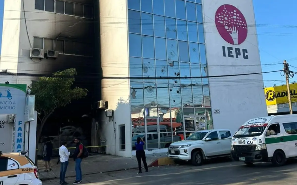 VIDEO: Lanzan bomba molotov contra Instituto Electoral de Chiapas
