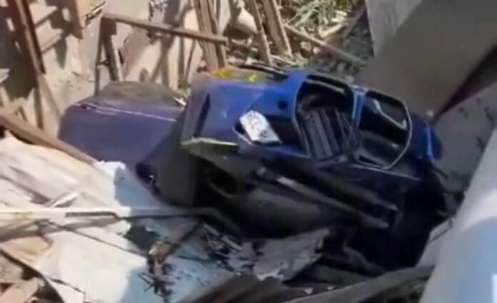Dos personas murieron luego de ser atacadas en la Plaza Artz de la Ciudad de México. El auto en que iban cayó a una zanja.