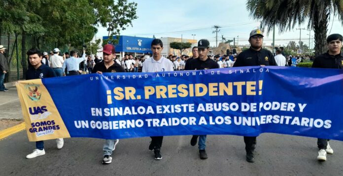 Manifestantes de la UAS derriban vallas por querer acercarse a AMLO