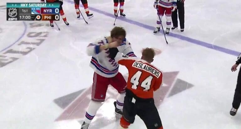 Se agarraron a golpes dos jugadores de hockey de la NHL. Aunque sorprende a algunos, las peleas son muy comunes en esa liga.