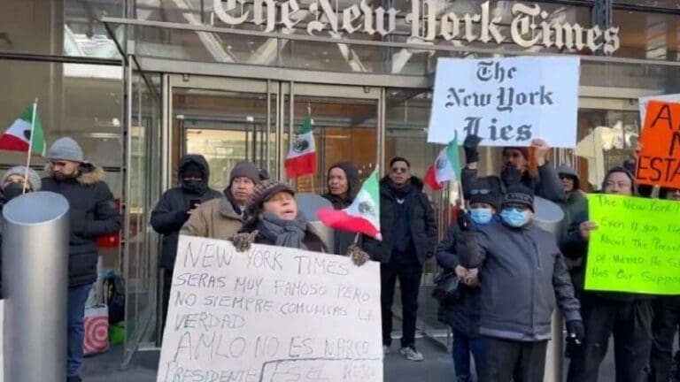 Mexicanos protestan frente a The New York Times
