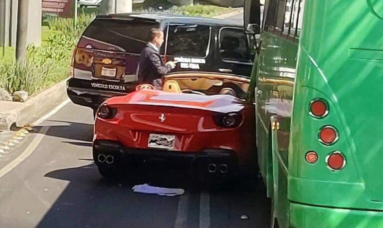 Ocurrió un accidente entre un Ferrari y un camión del transporte público. Llamó la atención que el camión es de un grupo llamado "Lamborghini"