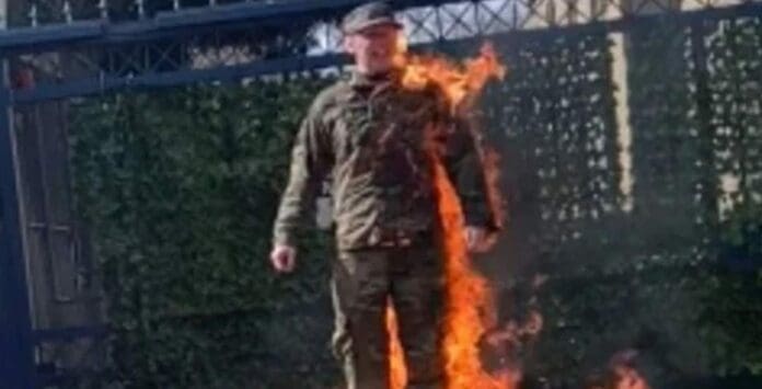 Un soldado de Estados Unidos se prendió fuego en protesta por la guerra en Gaza. Dijo que no quería ser cómplice de Israel.