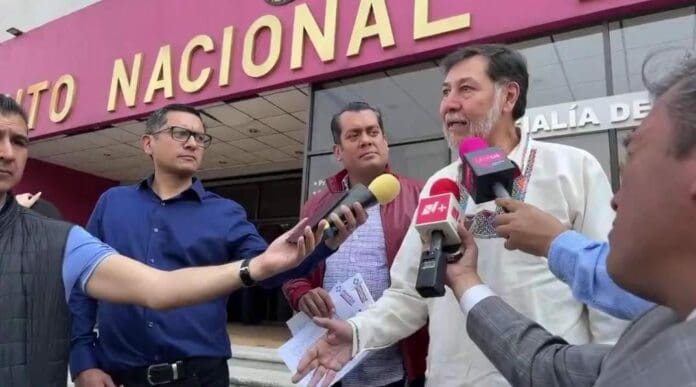 Diputados de Morena denunciaron ante el INE las supuestas campañas de bots contra AMLO. Piden que investiguen quién las paga.