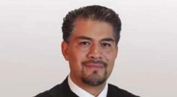 Existe mucha indignación por la decisión de un juez, quien dejó en libertad a un agresor sexual debido a un tecnicismo.