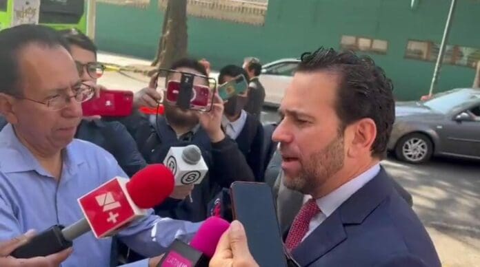 El periodista Carlos Loret acudió a un careo con el hermano del presidente de la república, quien lo demandó por mostrarlo recibiendo dinero.