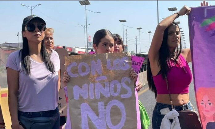 La familia de una niña de 4 años y activistas protestaron luego que el agresor de la menor quedara en libertad.