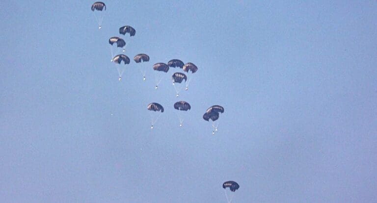 Al borde de la hambruna, la Franja de Gaza recibe ayuda humanitaria desde el aire