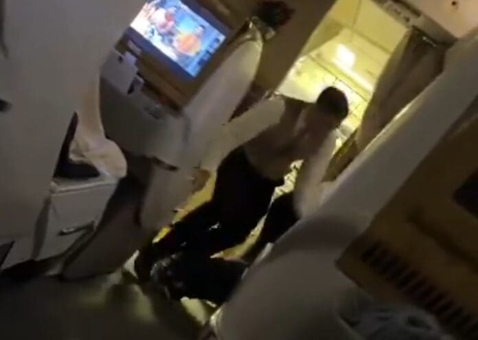 VIDEO: Pasajero 'pasado de copas' le da cabezazo a azafato durante vuelo