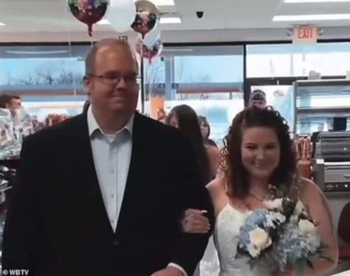 Pareja se casa en los baños de una gasolinera; 