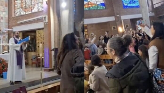 Cura desata polémica tras “bendecir” a niños con una pistola de agua en la iglesia
