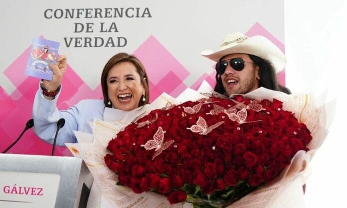 La candidata Xóchitl Gálvez recibió un ramo de rosas de 