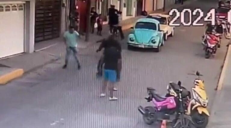 Un elemento de la Guardia Nacional perdió la mano durante una riña en Huajuapan de León. Le dieron un machetazo.