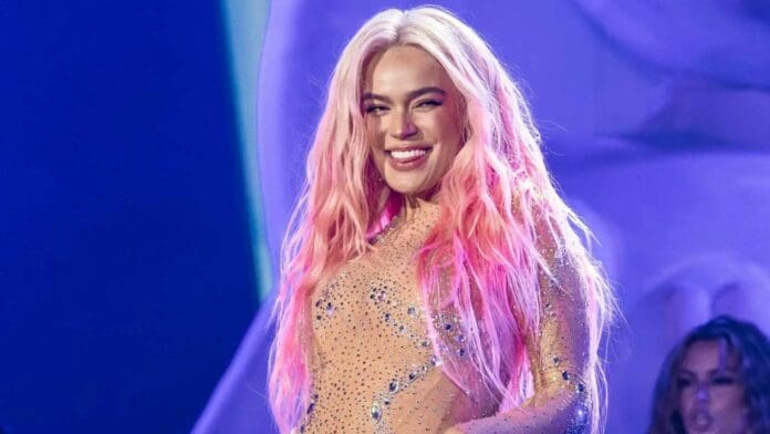 Avión de Karol G realiza aterrizaje de emergencia en Los Ángeles