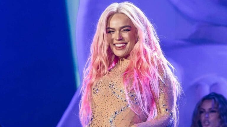 Avión de Karol G realiza aterrizaje de emergencia en Los Ángeles