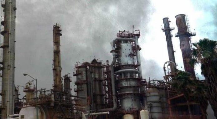 El gobierno de Nuevo León ha informado que clausuró la refinería de Cadereyta luego que no se permitiera una inspección.