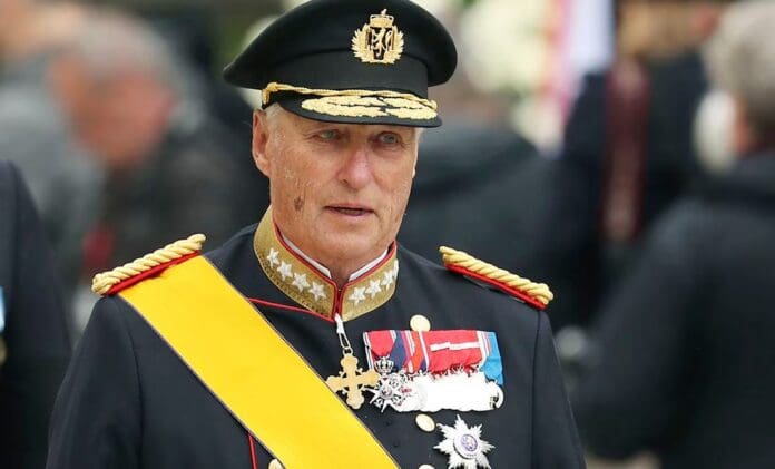 Colocan marcapasos al rey de Noruega, hospitalizado en Malasia