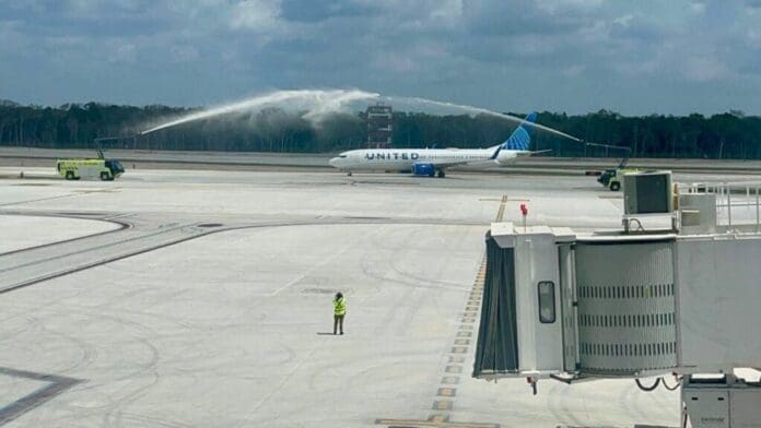 Este domingo arribó al Aeropuerto Internacional de Tulum “Felipe Carrillo Puerto” el primer vuelo de la aerolínea United Airlines.