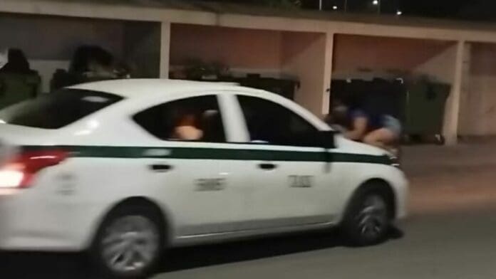Taxista de Cancún arroja a una mujer que se había colgado del cofre de su unidad