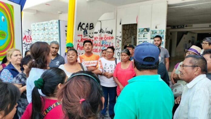 Protestan antorchistas en Palacio Municipal; piden mantenimiento para calles de colonias irregulares en Cancún