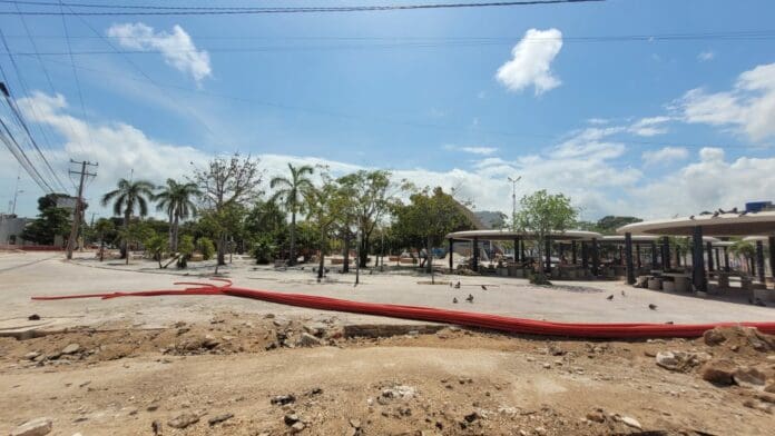Las obras en la zona de comida del parque de Las Palapas de Cancún iban a estar listas a principios de marzo, pero ya casi acaba el mes.